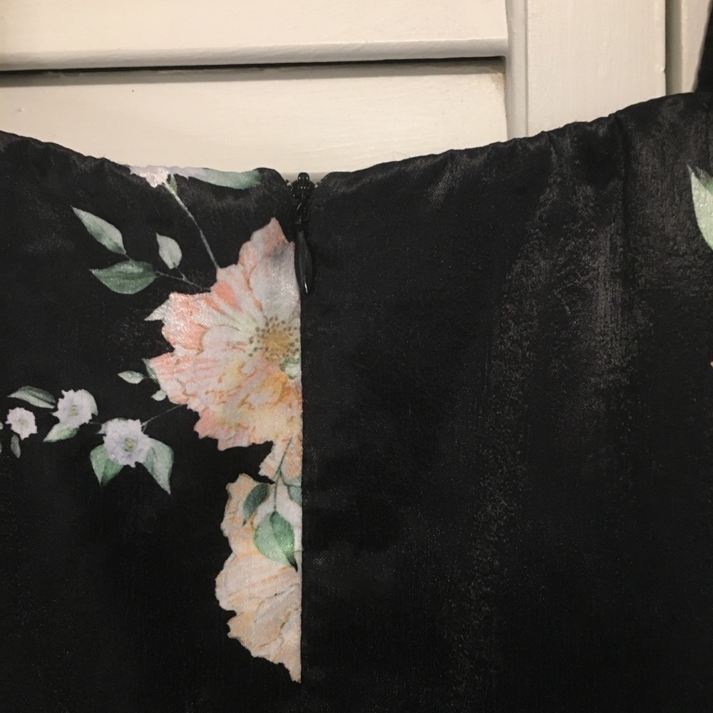 We Are Kindred Floral Satin Blouse Size 0 - Picture 7 of 13